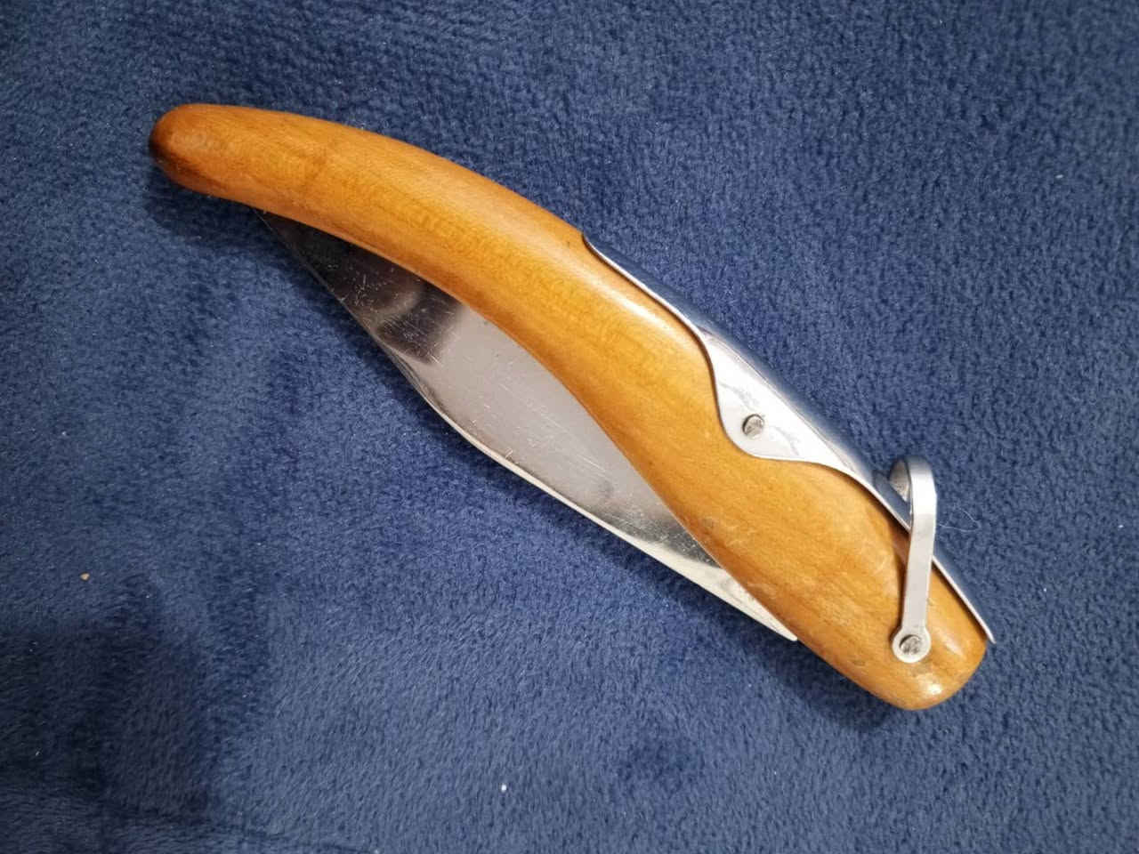 السلام عليكم ورحمه الله وبركاته انتيكات كولهن جدد هذا رقمي للتواصل يوجد توصيل ***********
