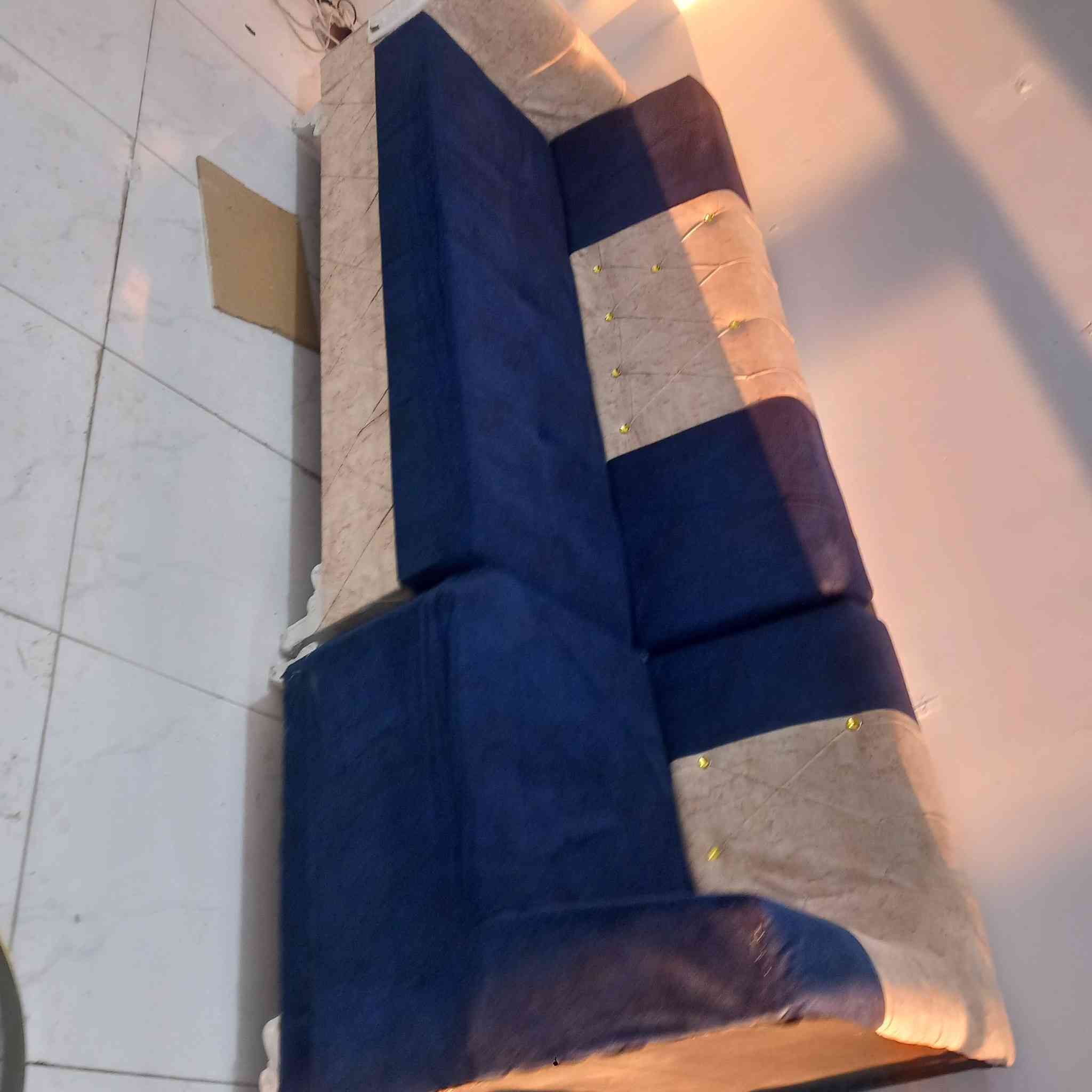 ديوان تفصال بلوك شرط شغل ١١ مقعد مع كامل كوشات نضافه ٩٠ بالميه مع سيت طبلات رباعي للبيع اي استفسار اتصل برقم ***********(يرهم مراوس هم )
