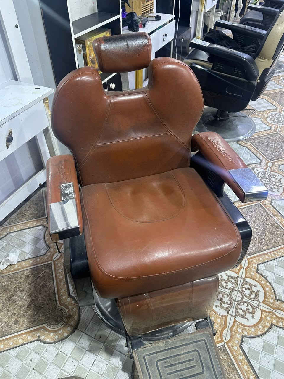 كرسي حلاقه للبيع السعر ٢٢٥ الف وبي مجال قليل للشراي ***********
