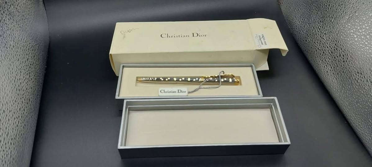 ✨ قلم Dior الكلاسيكي ✨
تحفة تجمع بين الأناقة الفرنسية والفخامة الخالدة ♥️

تصميم معدني بخطوط دقيقة ولمسات ذهبية راقية تحمل توقيع Dior المميز⭐

كامل بمشتملاته 

لمن يؤمن أن التفاصيل الصغيرة هي التي تصنع الفرق الكبير.

🖋️ Dior – فخامة تُكتب بها قصتك.


**إذا كنت صاحب هذا الإعلان وتريد حذفه لأي سبب، رجاءا أرسل رسالة إلى الدعم الفني**