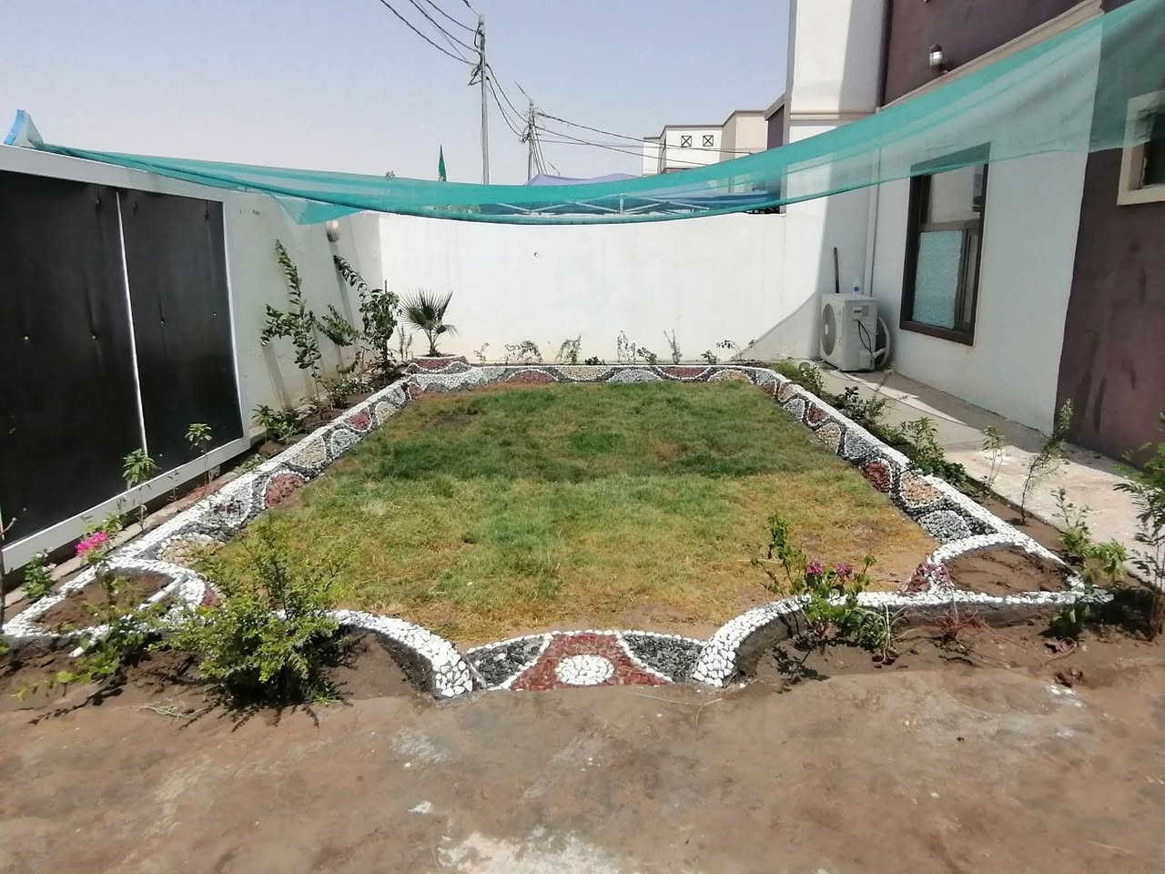 ***********.         يوجد واتساب لرقمين
***********
عمل انواع الديكورات والنقشات + الشلالات والنافورات  .. نعمل في جميع المحافظات.  اسعارنه حسب مساحة الحديقه ويوجد تخفيضات للمساحة الكبرى
