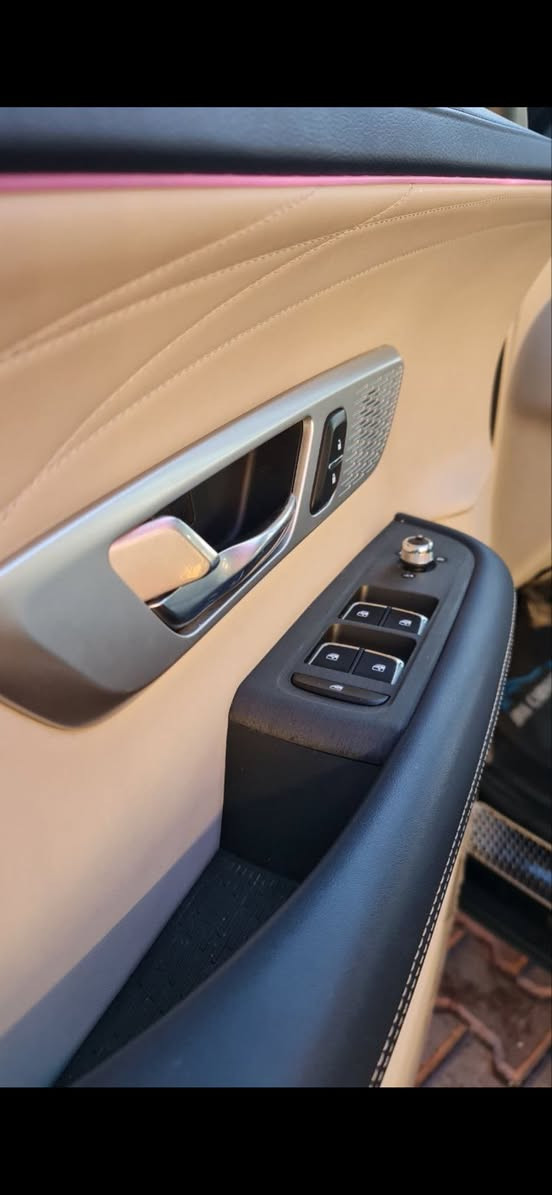 السلام عليكم ورحمه الله
للبيع

دونك فينك هيوج هايبرد Dongfeng Huge

ضمان 6 سنوات او 200,000 كيلومتر

_المحرك 1.5L محرك هايبرد من شركه نيسان اليابانيه

_موديل2024

_القوى الحصانيه/242 HP

_عزم الدوران/540 نيوتن

_ناقل الحركه/7 سرعات

_عداد الكيلومتر/54 الف كيلومتر وقابل للزياده

_عدد الركاب/5راكب

_قياس الويل/19 انش

_بانوراما

_كاميرا محيطيه 360 درجه

_اناره داخليه مخفيه متعدده الالوان

_شاشه التحكم 12.3 انش

_شاشه عرض القياده 12.3 انش

_التحكم بلتبريد والتدفئه لمس

_مري كهرباء/شفط+تدفئه مري

_مكيف امامي منفصل وموزع خلفي

_مقاعد مصنوعه من جلد النابا

_تدفئه تبريد كرسي السايق

_مقعد السائق كهرباء 10حركات

_مقعد الراكب كهرباء 4حركات

_عدد وضعيات القياده 3

_ملاحظه ملاحظه استهلاك الوقود 5.8 لتر لكل 100 كيلو يعني اقتصادي جدا

_بلوتوث

_حساس اضائه

_نظام المساعده على النزول من المنحدرات

_رادار (تحديد مسار)

_حساس خلفي

_محدد سرعه

_نظام المساعده على القياده

_دخول ذكي(بصمه)

_اناره محيطيه اماميه

_اناره اماميه زينون

_كشاف ضباب خلفي

_صندوق شفط

_هاند بريك كهربائي

_فتحه USB

_توقف توماتيكي( Auto Hold)

_حساس مطر

_مؤشر لضغط الاطارات

_عدد السماعات/ 8 سماعات مع سماعات الرأس في المقاعد الاماميه

_عدد الوسائد الهوائيه/8

السعر:::: 28 مليون مرقم دهوك كامل

ملاحظه ملاحظه السياره بيها صبغ بسيط ومؤشر بالون الاحمر

رقم التلفون/ *********** اتصال ويوجد بي واتساب ايضآ
