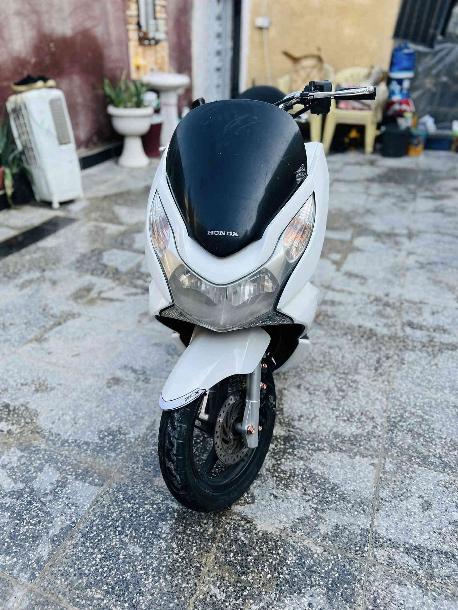 السلام عليكم دراجه bcxجيل الاول ياباني 

دراجه جديده بل كارتون كلها بلاديه كفر مكينه بلادي 
 لون ابيضّ صدفي دراجه خير من الله كلش حلوه بل حقيقة 
السعر 1450 وبيها مجال حك الجية العنوان بغداد مدينة الصدر الهاتف ***********
