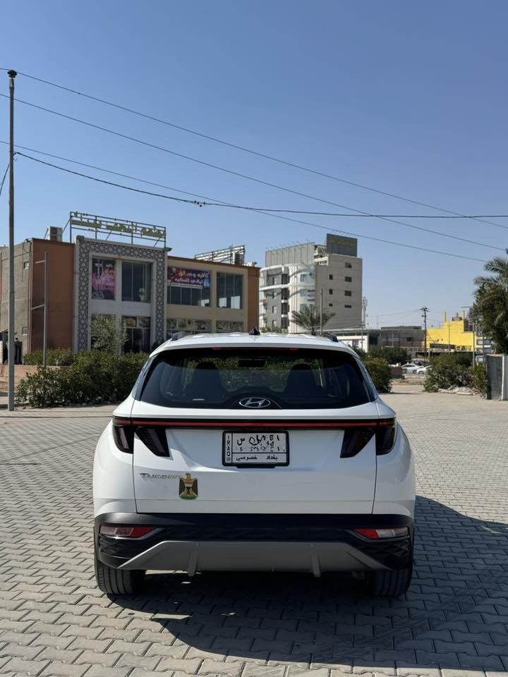 🚗 إعلان بيع سيارة

هيونداي توسان | موديل 2023
✨ وارد خليجي – فول مواصفات ✨

⸻

🔹 المواصفات الميكانيكية:
 • 🚙 محرك 4 سلندر / 2000 سي سي
 • ⚙️ ناقل حركة أوتوماتيك – 6 سرعات
 • 🛡️ قمارة حديد
 • 🔧 المكينة، الگير، والكهربائيات نظيفة ومكفولة
 • 🛠️ ادامة مستمرة وبحالة ممتازة

⸻

🔹 التسجيل والملكية:
 • 🪪 اللوحة بغداد – خصوصي
 • 📄 الملكية : بأسمي حرة – مشروع وطني
 • 🗓️ نفاذ السنوية لغاية سنة 2028

⸻

🔹 العداد والحالة:
 • 📊 العداد: 25.000 كم حقيقي (قابل للزيادة)
 • ⚠️ السيارة مكفولة بالكامل ما عدا الموضّح بالصور

⸻

🔹 أنظمة القيادة والتحكم:
 • 🎛️ تحكم ستيرن جهتين
 • 🚦 مثبت سرعة
 • 🛞 3 وضعيات قيادة (NORMAL, ECO, SPORT)
 • 🅿️ أوتو هولد
 • 🖐️ سايد بريك كهربائي
 • 🔑 بصمة تشغيل + تشغيل عن بعد

⸻

🔹 الإنارة والرؤية:
 • 💡 إنارة خارجية LED بالكامل
 • 🌞 LED نهاري
 • 🌫️ كشاف ضباب خلفي
 • 🔦 لايت أمامي متحرك (ماطور لايت)
 • 📸 كاميرا خلفية
 • 📡 حساسات خلفية
 • 🪞 مرايا وسطية تعتيم ذاتي

⸻

🔹 الداخلية والراحة:
 • 📺 شاشة عدادات رقمية
 • 📱 شاشة وسطية كاملة المواصفات
 • 🎶 بلوتوث
 • 📻 راديو FM / AM
 • 🔌 USB
 • 🍎 Apple CarPlay
 • 🤖 Android Auto
 • 🔊 نظام صوتي شغال بالكامل
 • ❄️ تحكم كهربائي بالمرايا الجانبية
 • 🔌 شاحن لاسلكي
 • 🪑 الكشنات قماش
 • 🪑 كشن السائق والراكب تحكم كهربائي

⸻

🔹 أنظمة السلامة:
 • 🛡️ نظام إيرباك للسائق والراكب سليم وشغال. 

⸻

🔹 الإطارات:
 • 🛞 ويل كب عدد 5
 • 🛞 طقم تايرات جديد
 • 🛞 سبير مانازل

⸻

📍 موقع السيارة:
العراق – محافظة النجف الأشرف

📞 للاستفسار والسعر: ***********
📲 اتصال أو واتساب
