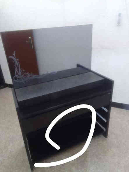 للبيع غرفه 6 قطع السعر 100
فراش السعر 50
ثلاجه السعر 350 
كاونتر 3 قطع 250
سبلت طن كري 200
مكان بغداد الامين ثانيه 
***********
