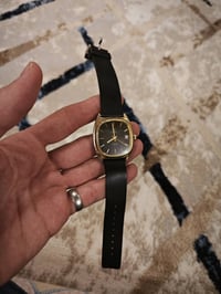 ساعة سويسري  أنتاج قديم  الساعة تكويك تاريخ شغال  ماكنه سويسري  تحتوي ...