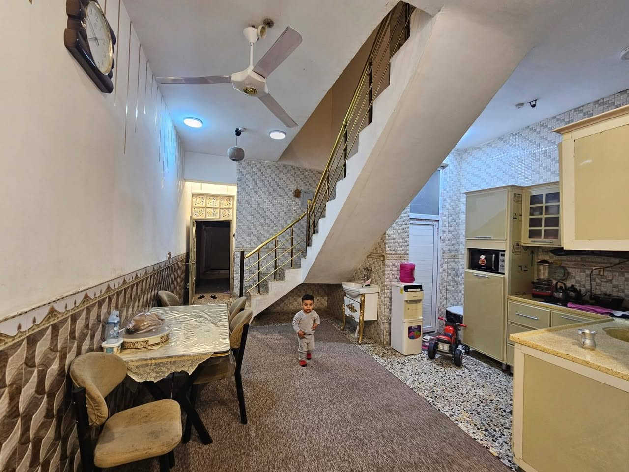 مشتمل بالخاجيه للبيع مساحه١٠٠(٥*٢٠) طابقين الارضي هول واستقبال ومطبخ وغرفه وصحيات والثاني غرفه وهول وصحيات وسطح  سنه البناء ٢٠١٥ شارع ٨ بصف الركن والركن ع شارع ٢٠ في منطقه٣٠٠٠ خدمات كامله السعر مناسب جدا ***********
