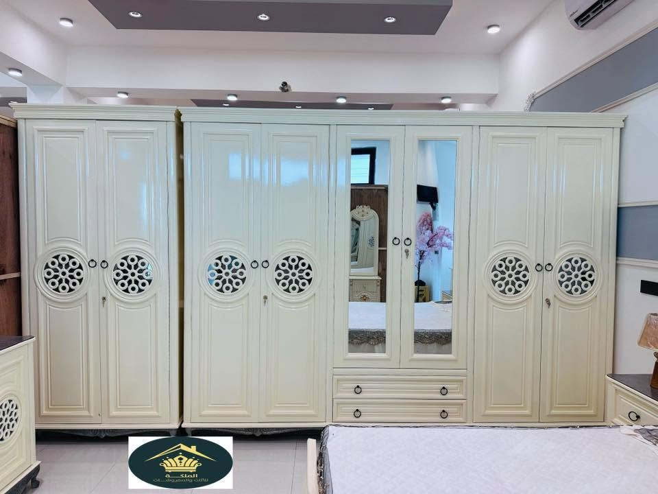موديل الخيال 

السعر ٣ ملاين و٤٥٠ الف

يتكون من ١٠ قطع

نجاره عراقيه من انتاج شركه الملكه اللاثاث ومفروشات 

ضمن وجبه الدرجه الاولى 

الون اوف وايت تطعيم ذهبي 

الكنتور ٦ باب طابقين 

عرض ٣٤٥ سم ارتفاع ٢٧٠ سم 

داخل صاج طبيعي ٤ ملم 

الوجه cnc ١٤ ملم 

الارضيه بلوك صاج ١٨ ملم 

ظهر جرجوبه شد براغي 

زاويه ملابس ملحق بارتفاع الكنتور عرض ١٢٠ سم 

الكنتور وزاويه ملابس ضلع واحد ٤٦٥ سم 

جربايه تصميم تركي كومديات مفصوله 

الكشن بلوك بورد ١٨ ملم ٦ ارجل

شازلون هديه + طابوريه 

ميز مرايا تصميم تركي يحتوي علي ٣ مجرات ودبل باب 

جزامه دبل باب + مجر 
كل مجرات هذا موديل سلايت سكك حديد 

خدمه نقل وشد مجانا الى جميع محافظات 

العنوان الانبار الرمادي زنكورهً مقابيل محطه الهدى مجاور لمركز شرطة زنگوره 
للحجز والاستفسار 

***********

***********
