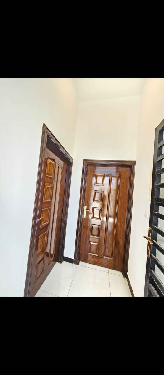 السلام عليكم بيت للبيع المساحه 150م طابو زراعي عراقي يحتوي على قرفتين وصاله ومطبخ وديوانيه وصحيات وكراج العنوان بصره أبي الخصيب السبيليات قرب تصوير نور المرتضى الاتصال على الرقم التالي *********** البصرة, العراق
