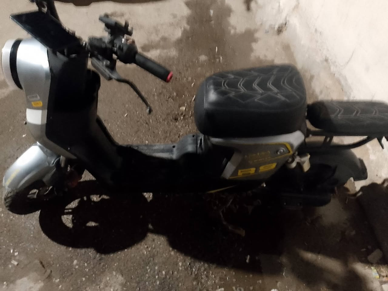 دراجه ار 9جديد 
ام بيثري ماسكه جهاز
سويج مال جوزه سويج مال صندوك بصمه
بس بطاريات متفوخه بس تمشي 
نظام بارك ربع سرعه تمشي 99 نظام R
سعر مناسب جداً
العنوان جمهوريه شارع المكاتب 
سفسار رقم ***********
