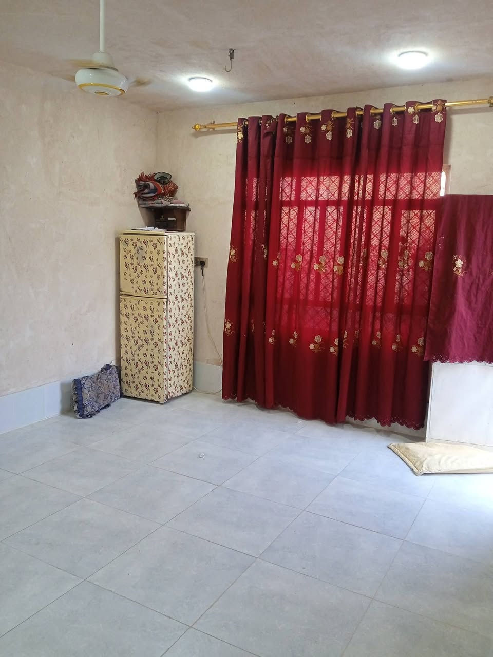 بيت وقطعه للبيع البيت يحتوي على غرفه وصاله ومطبخ واستقبال المساحه. 350 متر الكلي المكان المعاره شارع الحسينيه الاتصال ***********
