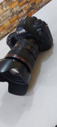 كامرة كانون 5D مارك 4 للبيع للتواصل 07815558803