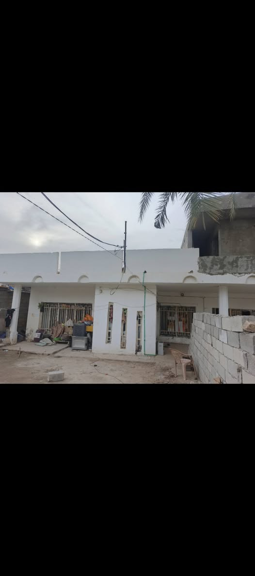 السلام عليكم
1.بيت طابقين للبيع مساحة البيت 400متر القطعة الوراها 500م
2.البيت يحتوي طابق ارضي غرفتين 4×5 ممشة ودرج هول 6×5 
استقبال 7×5 كندور واسع مطبخ 4×4 مطبخ حار 4×3ونص حمام 2×2 وطرمه واسعة تحتوي على بابين الباب الاولى على البيت والثانية على القطعة الورة البيت. 
3.طابق ثاني غرفتين الاولى 6×5 والثانية 4×4 مطبخ 4×5 استقبال 5×4 وحمام وتواليت 
4. السعر 200 قابل للتفاوض
5. بيت كلش واسع يكفي 3 عوائل المكان بعقوبة الحديد تتن
6. ملاحضة المساحة الرسمية 400م طابو صرف  اتصل
***********
