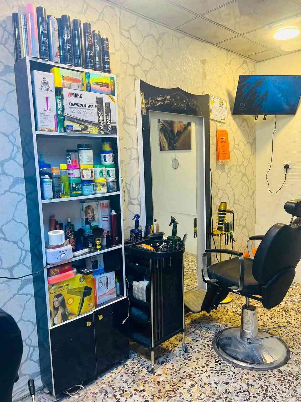 غراض حلاقه كمله وجدد مستعملات شي بصيط كراسي  ثنين واحد جديد وثاني مستعمل مريات ثنين تخم قطعتين يعني غراض كمله ما صار فتره من جبتهن حته الغراض مكين شصور تنضفات جدد جهاز شمع كلشي موجود وجدد منت الله ***********
