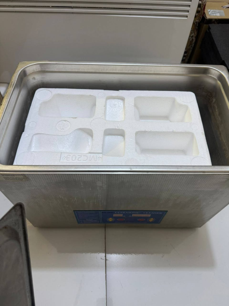 الجهاز هو منظف بالموجات فوق الصوتية (Ultrasonic Cleaner) يستخدم لتنظيف العناصر المختلفة بعمق باستخدام الموجات الصوتية عالية التردد.
الاستخدامات: مناسب لتنظيف المجوهرات، النظارات، أجزاء الساعات، الأدوات المعدنية، والمكونات الإلكترونية. 
التشغيل: يعتمد على محولات طاقة (transducers) تنتج فقاعات مجهرية لإزالة الأوساخ والشحوم من الأماكن التي يصعب الوصول إليها. 
الميزات: غالبًا ما يحتوي على مؤقت رقمي، خاصية التسخين، وهيكل متين من الفولاذ المقاوم للصدأ. مستخدم    مستخدم   مستخدم


**إذا كنت صاحب هذا الإعلان وتريد حذفه لأي سبب، رجاءا أرسل رسالة إلى الدعم الفني**