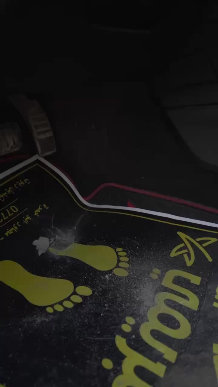 محمولة متعددة الاستخدامات تعمل على ولاعة السيارة DC 12V

مثالية للتنظيف الجاف والرطب داخل السيارة أو المنزل

تجمع بين قوة الشفط وميزة النفخ، مع تصميم خزان 1 جالون سهل التفريغ

 تنظيف الغبار والأوساخ من المقاعد وأرضية السيارة
 
إزالة السوائل المنسكبة بسهولة (Wet & Dry)
 
 استخدام أداة الفوهة للوصول إلى الأماكن الضيقة والزوايا
 
 تنظيف السجاد والمفروشات بفرشاة خاصة
 
 استخدام منفاخ الهواء لنفخ البالونات أو تنظيف الزوايا الدقيقة
 
 أداة خاصة لتنظيف الطفايات ومنافض السجائر

 التشغيل: DC 12V (قابس ولاعة السجائر)
 
 الجهد الكهربائي: 93-120V
 
 سعة الخزان: 1 جالون للأوساخ والسوائل
 
 أنبوب مرن بطول 1 متر لسهولة الحركة
 
 منفذ شفط + منفذ نفخ
 
ملحقات: فرشاة خاصة للسجاد – فوهة للأماكن الضيقة – أداة نفخ – أداة تنظيف المقاعد والرماد
 
تصميم صغير محمول وخفيف الوزن
للطلب :*********** واتساب
