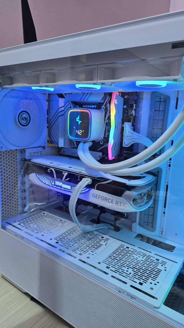 تجميعة بي سي للبيع مواصفاته كلش قويه
ZOTAC GAMING 4070 TI (SUPER)(16GB) (OC) WHITE EDITION 
----------------------
Deep cool LS SE DIGITAL 360
----------------------
LIAN LI LANCOOL III  CASE RGB WHITE EDITION
----------------------
GAMEMAX RGB SMART PCLE 5.0 850W GOLD PLUS 80
----------------------
Intel(R) Core(TM) I7-14700k  20 C  32 TH 
----------------------
ASUS  GAMING Z790-P WIFI 
----------------------
DDR5 32 GB T.FORCE  6000HZ
----------------------
Hard (3TB)ssd NVME
Hard (128) ssd NVME
 ----------------------
WINDOWS 11 PRO ACTIVE ✅ 
1_ اوبتمايز كامل للوندوز يقوي ويسرع الاداء 25% حقيقي عن الاعتيادي مع ماوس احترافي وكيبورد كيمنك من ريد دراغون
2_ شاشة سامسونج اوديسي جي 5 حجم 32 بوصة الدقة 2k معدل تحديث 180hz 
3_ يو بي اس ماركة فاربر حجم 2kv اونلاين 
4_ سماعة هايبر اكس كلاود الفا جديدة فقط مفتوحة ومفحوصة وباكيتهه موجود


**إذا كنت صاحب هذا الإعلان وتريد حذفه لأي سبب، رجاءا أرسل رسالة إلى الدعم الفني**