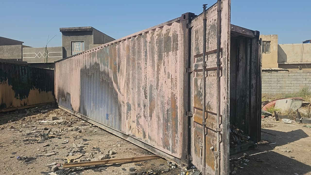 السلام عليكم ورحمة الله وبركاته 
اخوان عندي ٣  حاويات تعرظن الى حريق 
تظررت الأرضية مالتهن لئن خشب واحتركت 
طول ١٢ متر  السعر للوحدة مالتهن ٢٠ ورقه وبيها مجال 
***********
عنوان بغداد جرف النداف
