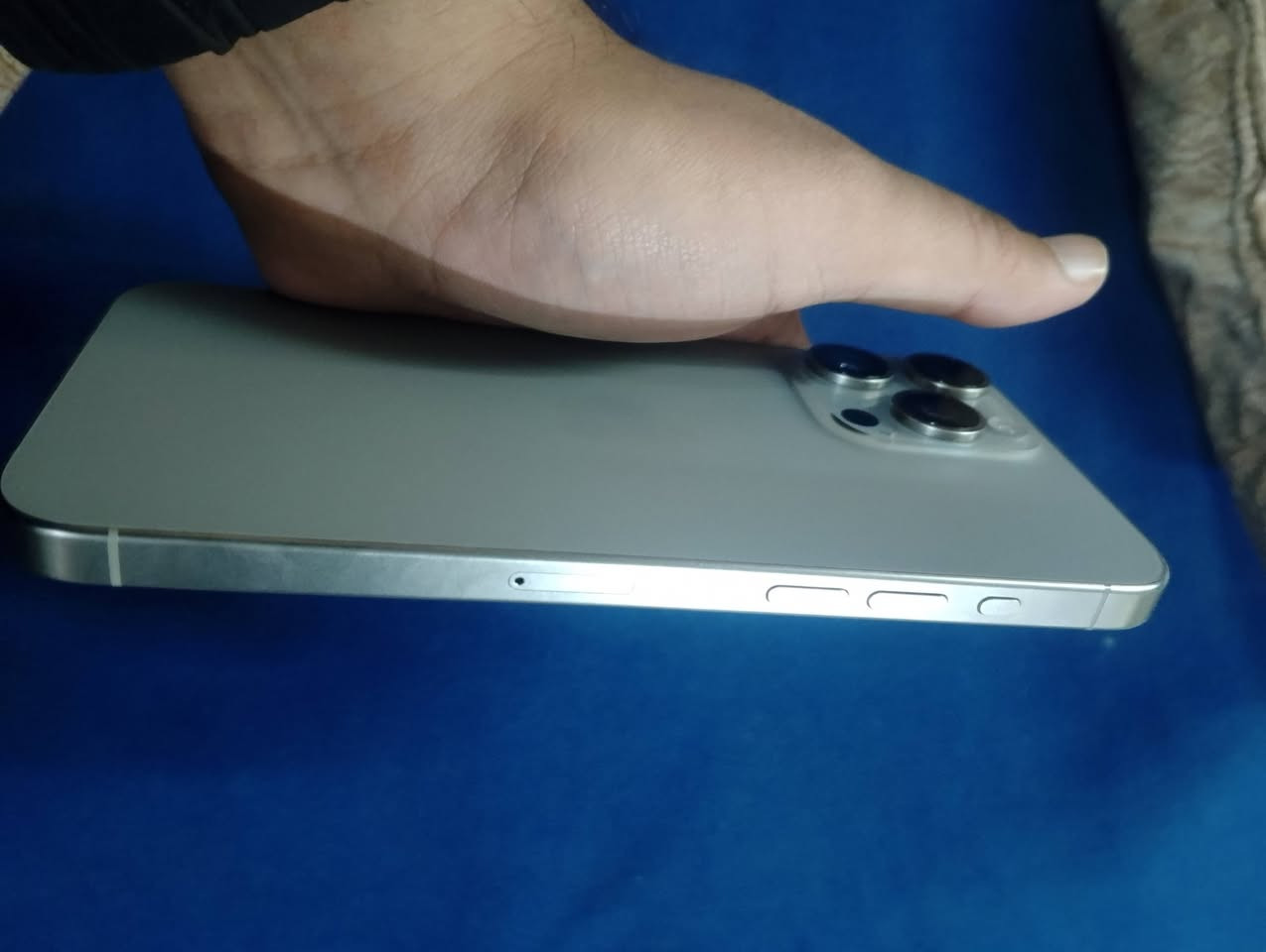 ايفون 15 pro max للبيع
ذاكره 256 
بطارية 84 
وياه كارتونته 
السعر مليون و١٠٠ 
***********
