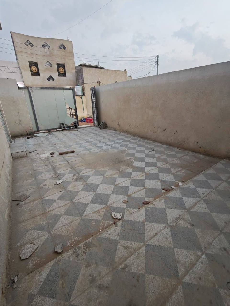 بيت للبيع في التنومه الصالحيه شارع ابو طالب المساحه ٢٠٠ متر 
غرفتين وستقبال و طارمه و مطبخ و صحيات جاهز للسكن السعر 90 قابل للتفاوض 
 تواصل ***********
