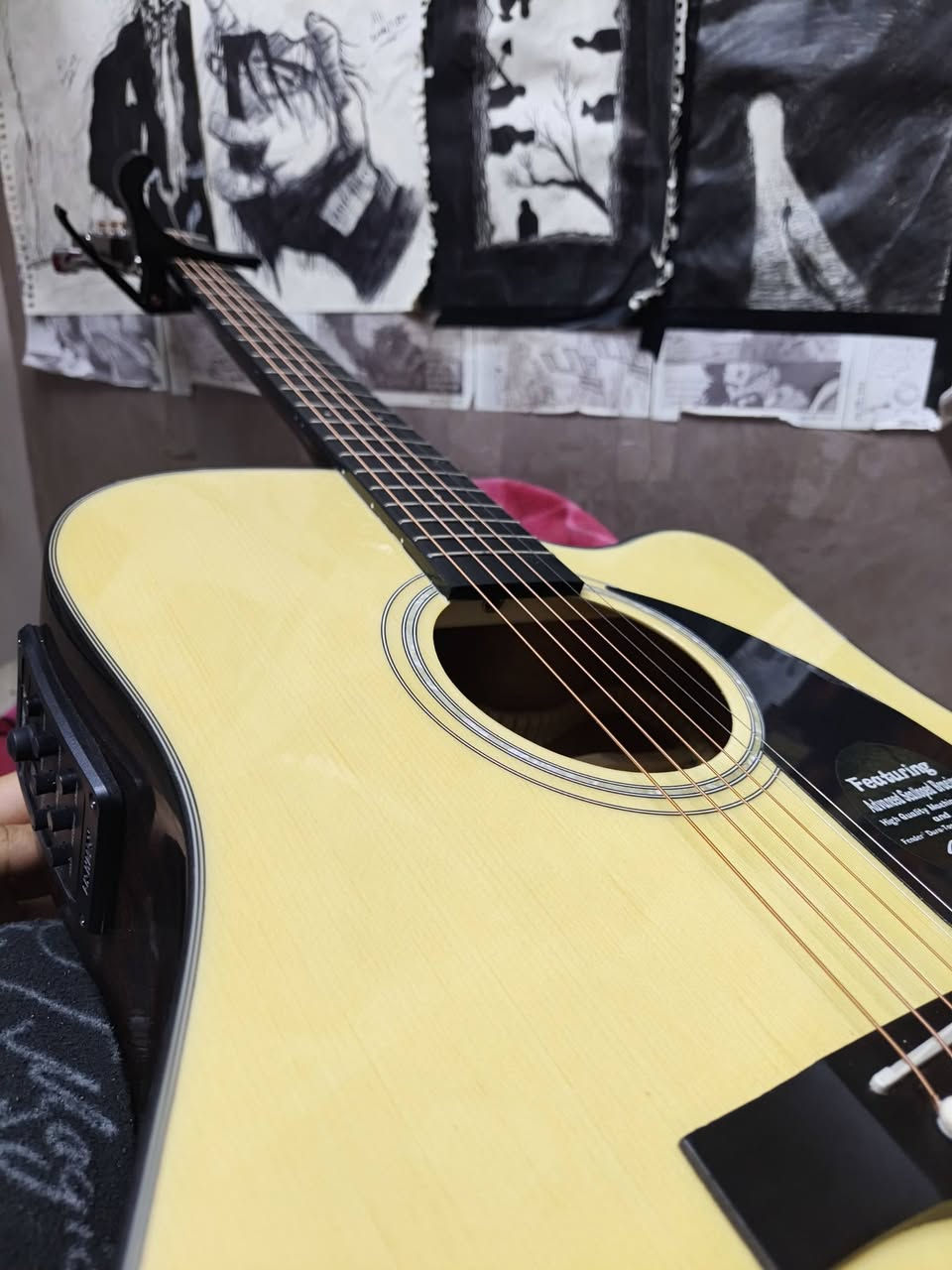 🎸 للبيع: جيتار
  acoustic/electric guitar: Fender CD-60SCE 
(شبه جديد) 🎸 استخدام  3 ايام فقط
​لعشاق الصوت النقي والأداء الاحترافي، متوفر الآن جيتار Fender CD-60SCE الأصلي الغني عن التعريف. الجيتار يعتبر من أفضل الخيارات لـ (العازف المبتدئ والمتقدم) بسبب صوته الدافئ وسهولة العزف عليه.
​✨ أهم المواصفات والمميزات:
​خشب طبيعي صلب (Solid Spruce Top): يعطيك رنين صوتي ممتاز وعميق يتطور ويصبح أفضل مع مرور الوقت.
​نظام صوتي (Electro-Acoustic): يحتوي على بيك أب ومضخم صوت داخلي (Fishman preamp) مع تيونر (Tuner) مدمج لوزن الأوتار بدقة وسهولة، وجاهز للتوصيل مباشرة بأي مكبر صوت (Speaker/Amp).
​تصميم مريح (Cutaway): يسهل عليك الوصول للأنغام العالية (Fretboards العميقة) بكل سلاسة.
​رقبة الجيتار (Neck): مصممة بحواف ناعمة مريحة جداً لليد (Easy-to-Play).
​👌 حالة الإله:

​الجيتار بحالة ممتازة جداً (شبه جديد) ونظيف تماماً.
​الصوت جهير، الأوتار ممتازة، والـ Action (ارتفاع الأوتار) موزون ومريح جداً للأصابع.
​📦 الملحقات:
الباكيت الاصلي للجيتار
​حقيبة الكيتار الاصلية من الشركة
كابو اصلي 
ريش عدد اثنين

​💰 السعر: 350 الف
ملاحظة:سعر الجديد 550/600 الف
📍 الموقع: بغداد الوزيرية ولا يوجد توصيل
​📞 للتواصل و الاستفسار خاص او واتساب ***********
