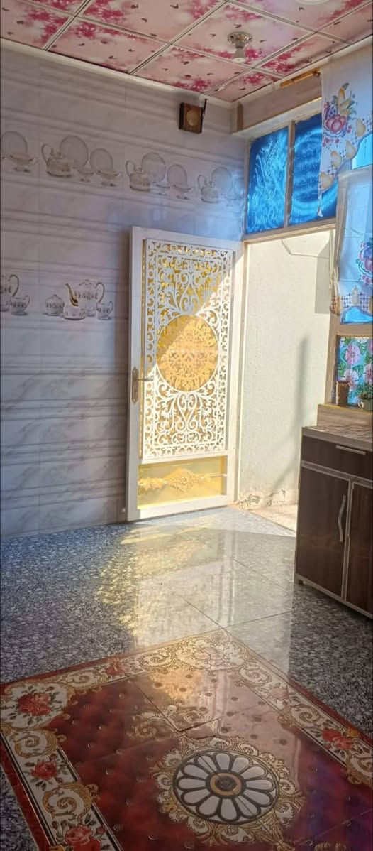 *السلام عليكم بيت للبيع وره الملعب القديم رميثه بلسايدين قبل الشارع الاخير ثاني بيت عليسره بي غرفتين وهول ومطبخ وطارمه وبراني وصحيات داخل وخارج وممرات داير البيت المساحه 200متر عگاده نص طابوگ ونص بلوك داخل خدمات شارع مقرنص وتبليط سند 25السعر 65وبي مجال بسيط للشراي*


**إذا كنت صاحب هذا الإعلان وتريد حذفه لأي سبب، رجاءا أرسل رسالة إلى الدعم الفني**