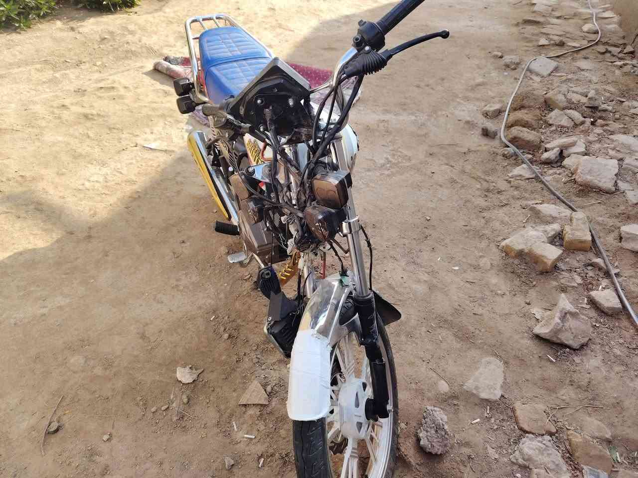 دراجة للبيع سونك مرقمه حادثه بس دبلات وستيرن شاصي مكفول مابيه شي سعره مليون وبيه مجال تصال عله رقم ***********
