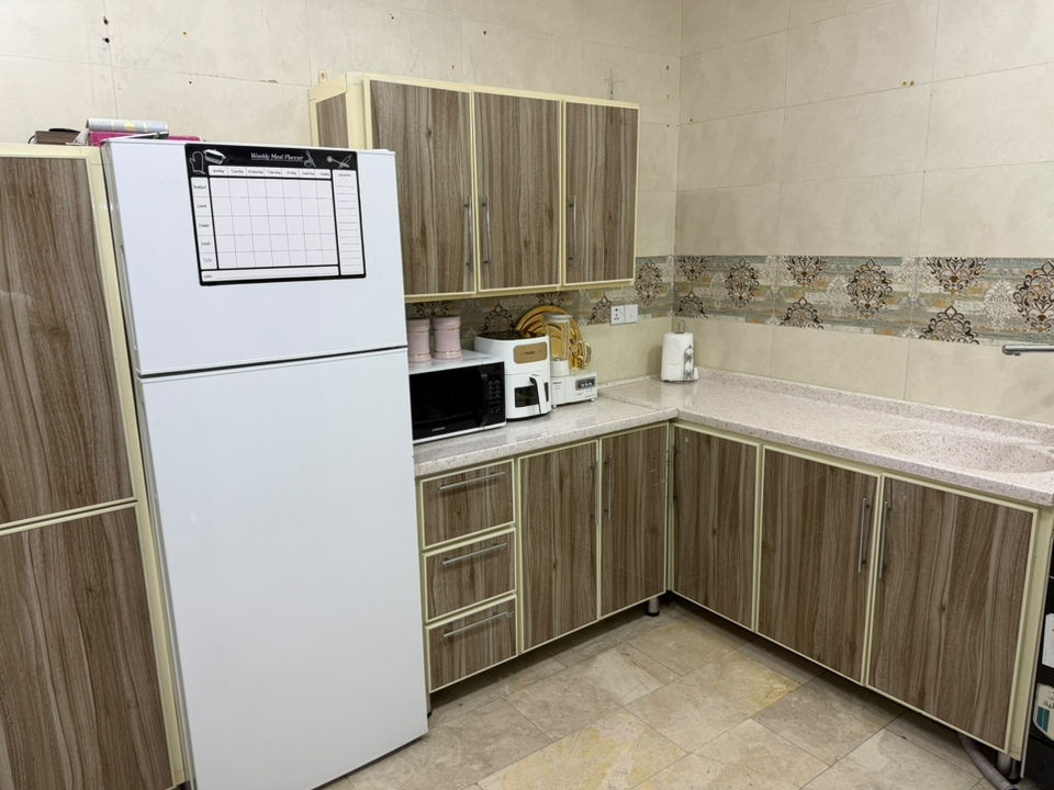 اغراض منزل للبيع  لاغراض السفر استعمال جدا جدا قليل مكاني بغداد الكرخ حي الحسين ( كاونتر٥٠٠ الف كامل المرمر اصلي  - ثلاجة - طباخ ٢٠٠ الف - غسالة LG السعة 16 كيلو ٤٠٠ الف - مايكرو samsung - براد - سبالت عدد ٢ - بلازما عدد ٢ - كومديات عدد ٢ - اركيلة اصلية - تخم قنفات تركي ٨ مقاعد ٥٠٠ الف - سرير اطفال ماركه دانيال قابل للغلق ) التواصل مع الرقم ***********    الاسعار بيها مجال بسيط ❌
