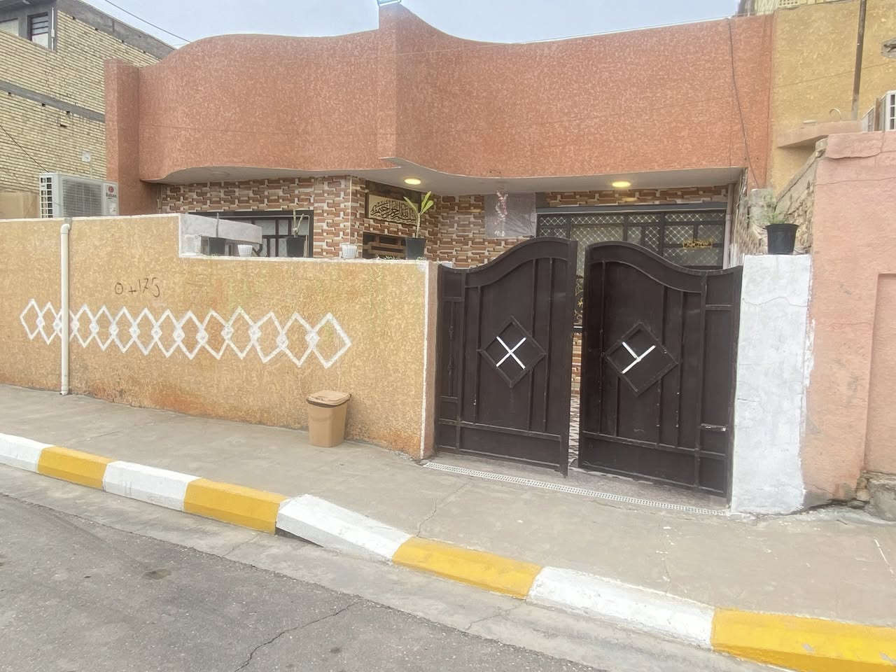دار 🏠 سكن طابو صرف للبيع
المساحه ٢٠٠ متر
واجهية ١٠ و نزال ٢٠ 
طابق واحد بناء 🔨 بلوك بحالة جيدة بناء عام ٢٠١٧
يتكون من غرفتين نوم وصالة واستقبال ومطبخ ومنور وكراج وصحيات داخلية وخارجية 
موقع جيد جدا 
قضاء الصويرة حي الاسرى مقابل سكلة حجي شامل خلفة المنتزة الجديد قريب على الشارع التجاري كلش بس تدخل الفرع يصير كبالك البيت 
متوفر كافة الخدمات ماء 🚿 اساله و كهرباء ⚡️ وتبليط
السعر مناسب يرهم مراوس حسب القناعة ***********
