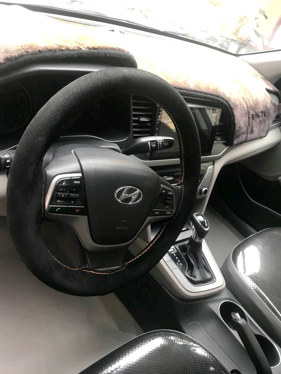 سيارة هيونداي إلنترا موديل حديث، ماشية 4018 ميل، لون فضي. تعتبر السيارة في حالة جيدة مع وجود بعض التفاصيل على الجسم كما هو موضح في الصور. السيارة تحتوي على داخلية نظيفة ومريحة، وتوفر تجربة قيادة ممتازة. لا تتردد في التواصل للاستفسار أو لتحديد موعد للرؤية.