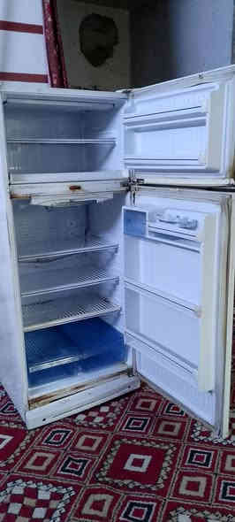 ثلاجه للبيع شغاله وتجمد  بس تنتل مكاني نجف قريه الغدير ***********
