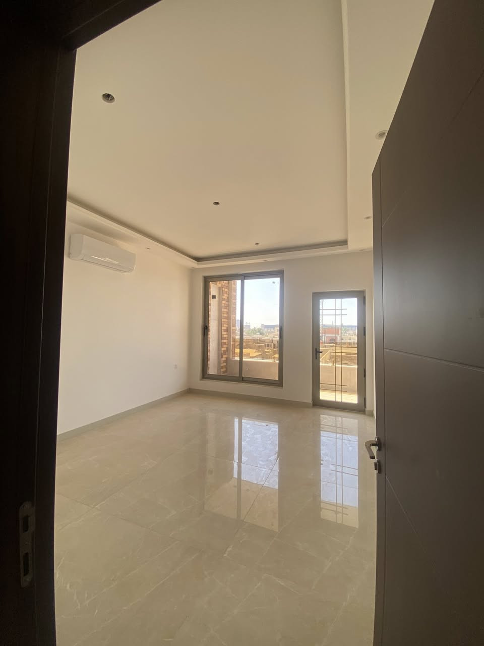 🏢 شقق VIP للإيجار – زيونة 714 🏢
✨ شقق زيرو بتشطيب فاخر ومواصفات مميزة

🔹 شقة 115 م²
▫️ 3 غرف نوم
▫️ سبالت جاهزة
▫️ مصعد حديث
💰 السعر: 900$ شهرياً

🔹 شقة 150 م²
▫️ غرفتين سويت
▫️ غرفة نوم إضافية
▫️ بلكونة في كل غرفة
▫️ سبالت جاهزة
▫️ مصعد حديث
✨ تصميم عصري ومساحات مريحة

📍 الموقع: زيونة – محلة 714

📞 للتواصل والاستفسار:
مهندس عبدالله فقط واتساب 
📱 ***********

توجد لدينا عروض اخرى
