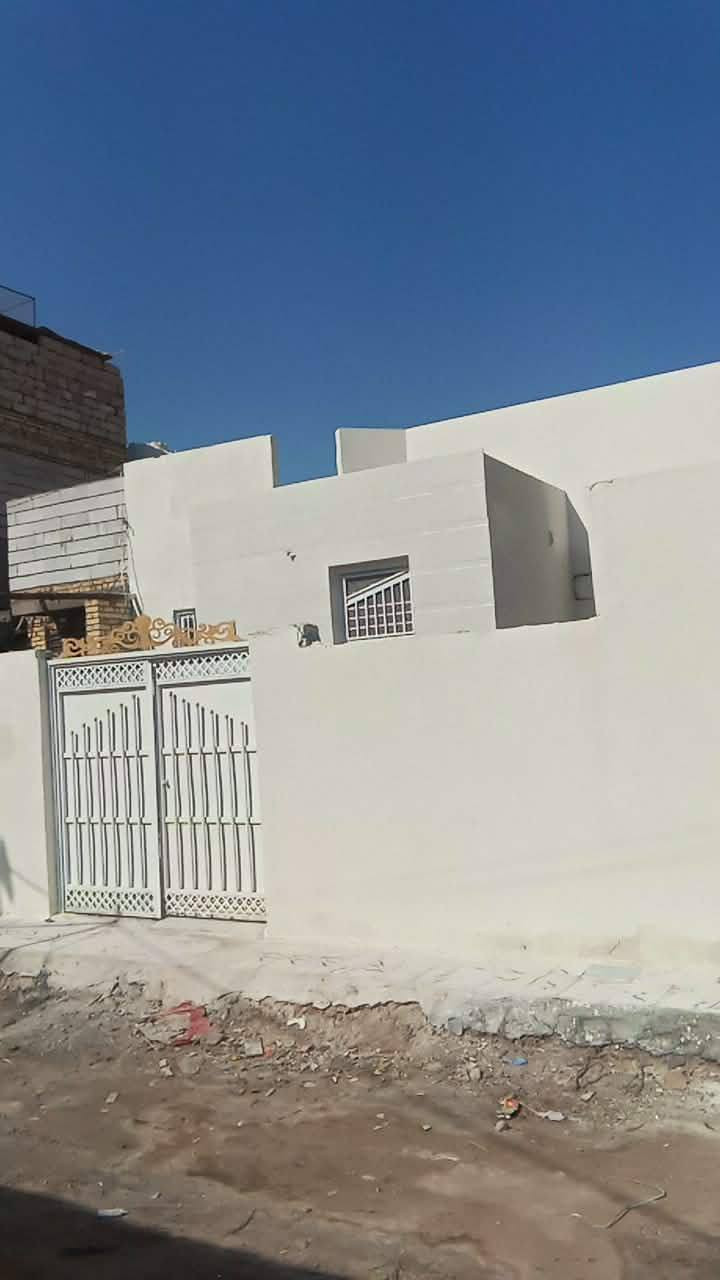 المساحه 200 بصف الركن كهرباء مي بدون ماطور يصعد للتانكي كلش منطقه حلوه وقريبه وبيها خدمات الماء وكهرباء ومجاري ثلاث غرف هول كبير 6+7 استقبال 8 + مطبخ 6+4 مدخل ثلاث أمتار حمامات ثلاث واحد داخلي والغرف كبار ثنين وحده صغيره مال اطفال
بين النهرين قرب جسر الهولندي يم السيطرة مال السجن الصلاحي
*********** ... السعر 75
