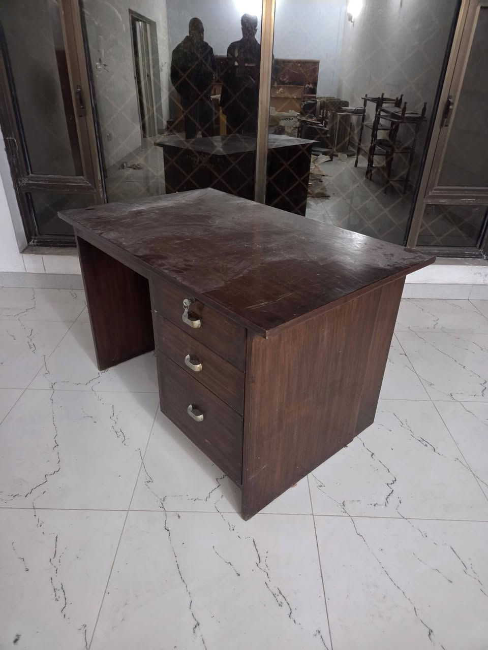 مكتب خشب صاج للبيع
يحتوي على مكتبه بالظهر وممكن يتخلى بيها كتب او تحفيات .. مكاني بغداد - حي الخضراء .. للأستفسار التواصل فقط على ***********
