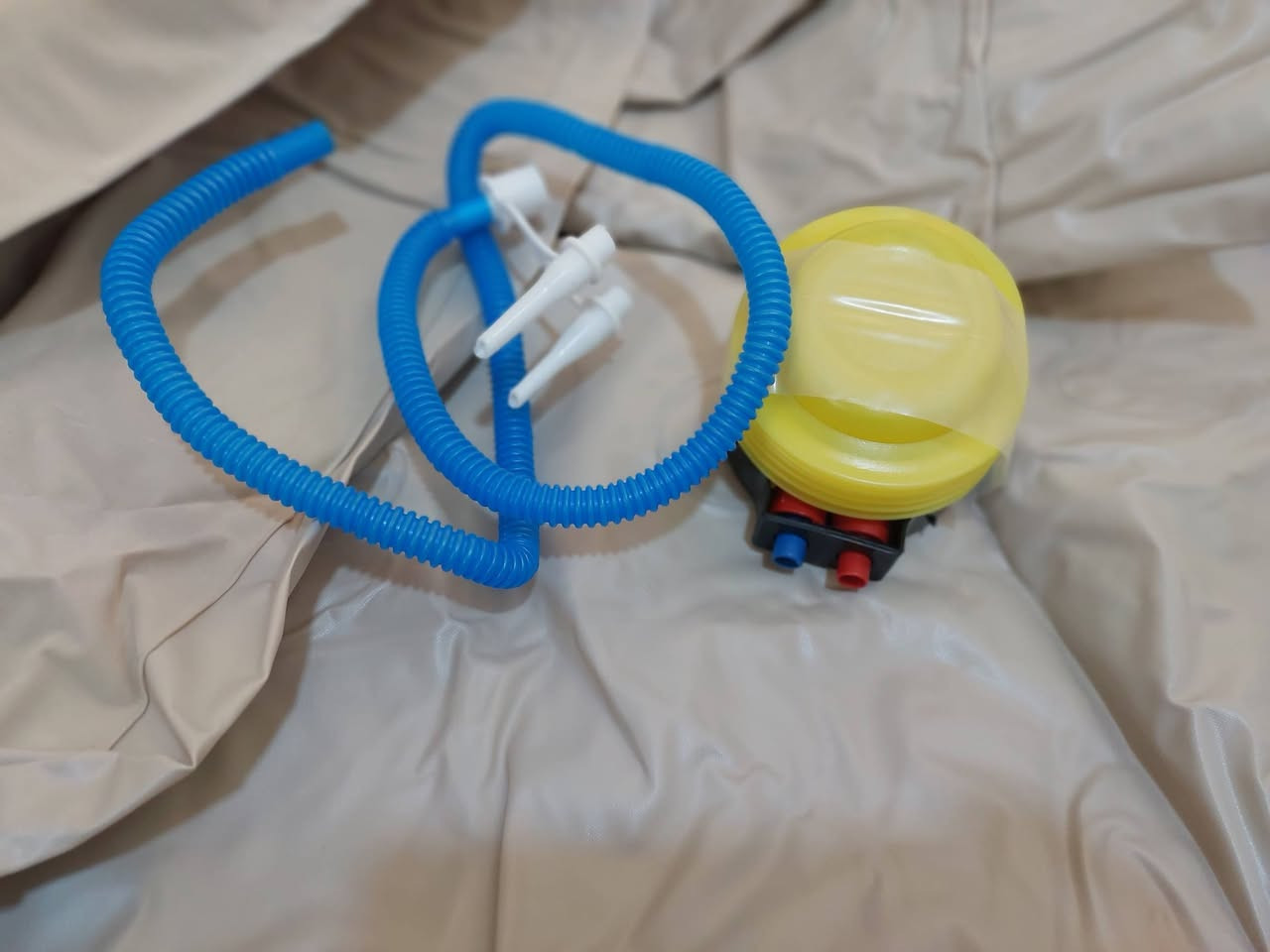 دوشك نفخ للسفرات السطح مخملي مقاوم للماء والانزلاق الاسفل مصنوع من مادة مقاومة ضد الثقب الطول ٢٠٠ سم العرض ٨٠ سم السعر ١٥ الف توجد خدمة توصيل للمحافظات ٥ الاف


**إذا كنت صاحب هذا الإعلان وتريد حذفه لأي سبب، رجاءا أرسل رسالة إلى الدعم الفني**