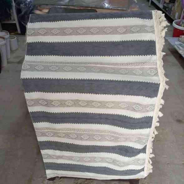 يتوفر لدينا مفرش تخم بوهيمي 
مخطط وسادة
الالوان المخطط( بيجي رصاصي جوزي) 
 الوان السادة (رصاصي .. اوف وايت)
سعر المتر 5000 دينار
الاسكندرية شارع الخضر الفرع المؤدي إلى شارع الخضر الفرع قرب النداف
واتساب ***********
يوجد خدمة توصيل محافظات 5 الاف دينار
