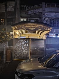للبيع بيت ١٠٠ متر يحتوي صالة ومطبخ ٣ غرف نوم وحمامين ومنورين وبسعر منا...
