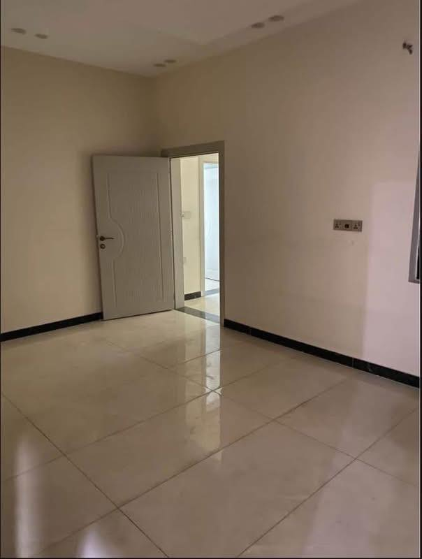 تمام 👍 هذا الإعلان بعد إضافة (يوجد سبالت ومطابخ في الشقة) للنسخ فقط:
يتوفر شقق للإيجار – ثلاث غرف وصالة 🏢✨
🔹 عمارة حديثة
🔹 مصعد 24 ساعة
🔹 قراج مخصص للسيارات 🚗
🔹 مدخل أبواب بصمة 🔐

مواصفات الشقة:
✔️ ثلاث غرف نوم
✔️ صالة مركزية واسعة
✔️ مطبخ
✔️ حمّامين
✔️ مدخلين
▪️ مدخل على الصالة
▪️ مدخل على المطبخ
✔️ يوجد سبالت ومطابخ في الشقة

💰 سعر الإيجار: 1,250,000 دينار

📍 الموقع: الكرادة داخل – قرب مجمع الليث

📞 للتواصل: ***********
👤 رائد جودي
أو زيارة المكتب: مكتب المهندس للخدمات العقارية

🔹 نستقبل جميع العروض:
بيع • شراء • إيجار • إدارة أملاك • تصميم • ترميم وغيرها
