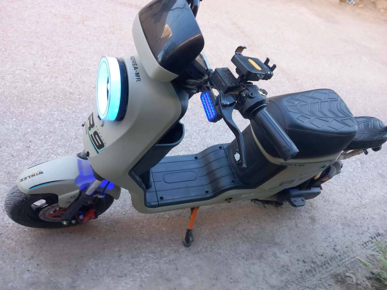 للبيع ار9 بطاريات خمسه لوحده 32 امبير السعر خاص رقم التلفون ***********
