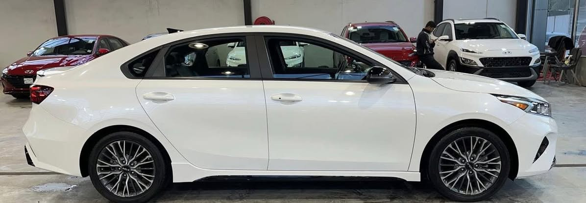 السلام عليكم اخوان فورتي جي تي لاين موديل 2023 السياره بدون رقم بيها بارد بالجاملغ الامامي اربع اصابع السياره ماشيه ٢٠ ميل سعرها ١٥٨ والسياره جديده زيرو  صوره الحادث مرفقه الحادث صار بالعراق
***********
***********
