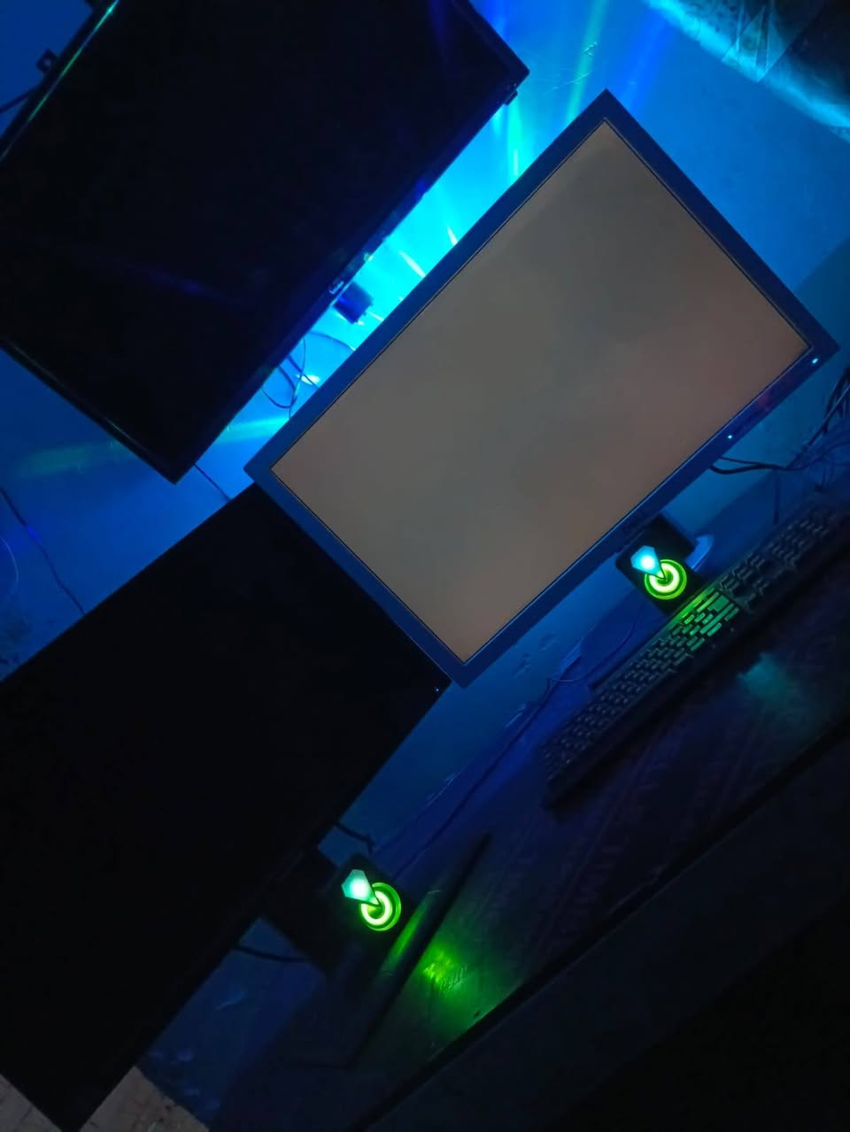 عندي حاسبه تجميعه كامله مواصفات موجوده ب صوره شاشتين حجم 27
سعر :200
مكان النجف الأشرف شارع مطار جديد 
سبب البيع : ماعرف استخدم الحاسبه 
الي يريدها يراسل على هل رقم 
***********
