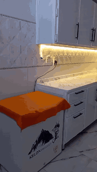 السلام عليكم بيت للبيع ١٠٠ متر بناء حديث غرفه وصاله ومطبخ وبر اني وصحيات بم العصافير قرب مركز الشرطة مكاتبه فقط مشمول بل تطويب ***********
