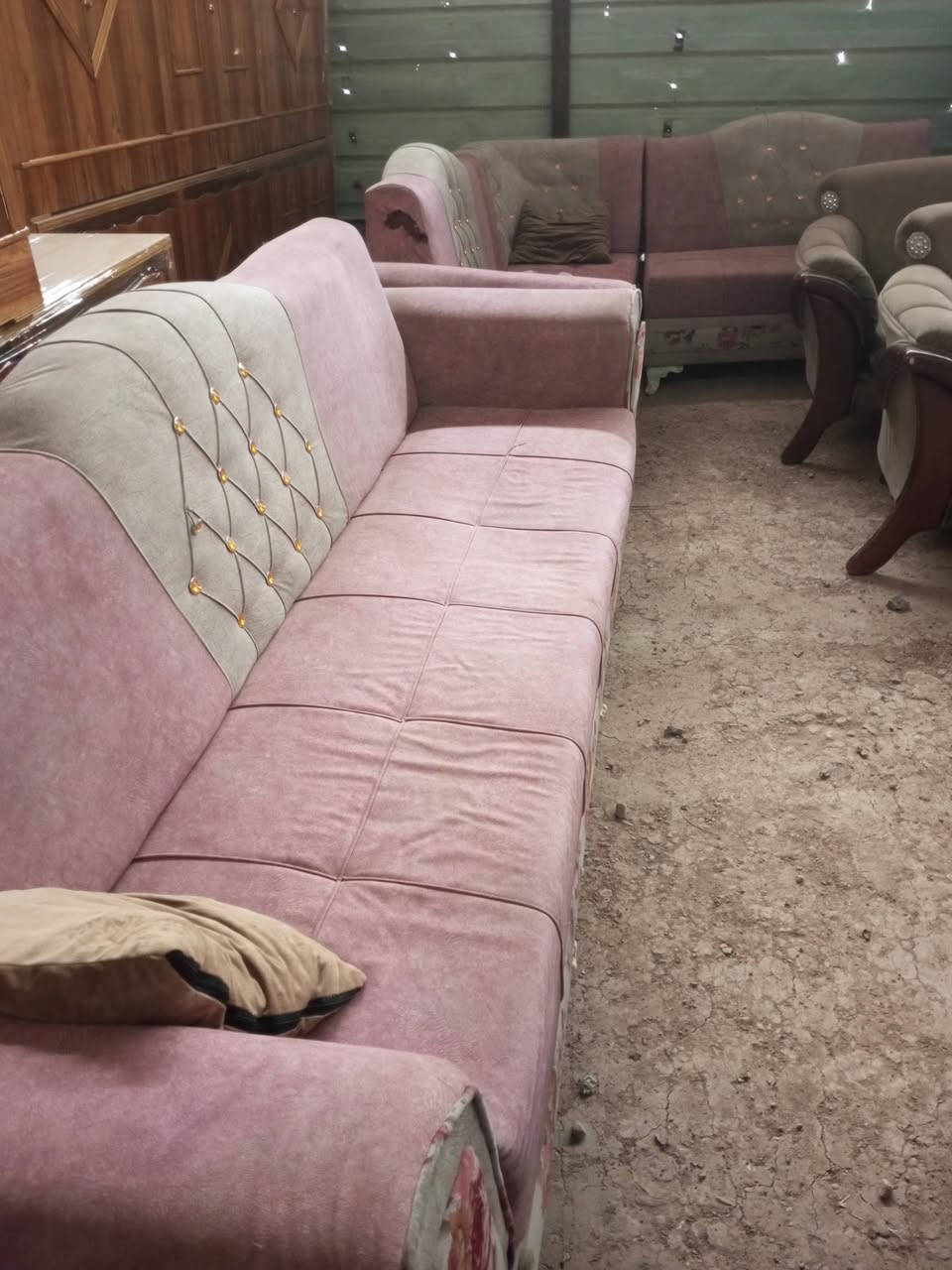 انواع الاثاث الجديد و المستعمل في مزاد الامير 
عنوان شارع ام العضام قرب مكتب المدينة للعقار 
***********
