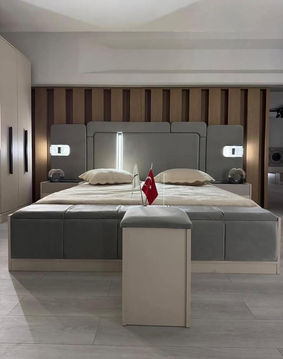 ✨ الأناقة في أبهى صورها.. موديل "ميرا 2" الجديد كلياً! ✨

لأن غرفتك هي مملكتك الخاصة، جمعية التراث تقدم لك التحفة الفنية ميرا 2. تصميم يجمع بين ضخامة القياس وسحر الإضاءة الحديثة.

💎 مميزات تجعل "ميرا 2" اختيارك الأول:

📏 قياس ملكي: كنتور ضخم بطول (340 سم) مع ملحق مزود بإضاءة داخلية/خارجية.

💡 عالم من الأنوار: إضاءة مدمجة في (الكنتور، السرير، والكومديات) تضفي لمسة رقي لا تُقاوم.

📦 استغلال ذكي للمساحة: سرير بمخزن كبير هيدروليك لتنظيم مثالي.

🛠️ متانة فائقة: ظهر بلوك صلب، برغي وچوي حديد لضمان استقرار الغرفة لسنوات طويلة.

✅ ضمان حقيقي: نضمن لكم الجودة بضمان (5 سنوات) يشمل الشد والفتح.

💰 تفاصيل العرض:

السعر النقدي: 1,800,000 دينار.

سعر الأقساط: 2,350,000 دينار.

مكونات الموديل: 10 قطع متكاملة (كنتور، سرير مخزن، شازلون، كومديات، مراية، طابورية، والمزيد).

📍 تفضلوا بزيارتنا:

الرمادي - التأميم - شارع النخيل - مقابل محطة النخيل.
نحن نعتني بأدق التفاصيل لراحتكم.

#جمعية_التراث #موديل_ميرا2 #غرف_نوم_فاخرة #تجهيز_عرسان #الرمادي #أثاث_عراقي


**إذا كنت صاحب هذا الإعلان وتريد حذفه لأي سبب، رجاءا أرسل رسالة إلى الدعم الفني**