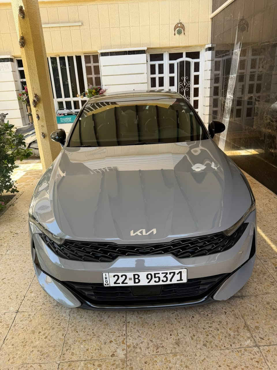 السلام عليكمk5 2022 فول موصفات
• المحرك: 1.6L تيربو

•الممشى (50ميل)

• نظام الدفع: “” (دفع “امامي  مستمر)

• السقف: بانوراما بالكامل

• الرادارات: رادارات عدد 5 (نظام أمان متكامل)

• تحديد مسار: رادار تحديد المسار مع خاصية الرجوع للمسار تلقائياً

• القيادة الذاتية: نظام اتباع المسار (LFA)

• مانع اصطدام: رادار أمامي وخلفي مع كبح تلقائي عند الطوارئ

• النقطة العمياء: تنبيه جانبي مع استشعار حركة المرور الخلفية

• الكاميرا: كاميرا خلفية دوارة عالية الدقة

• التشغيل: بصمة تشغيل + تشغيل عن بعد (عن طريق الريموت)

• الشاشة: شاشة كبيرة تدعم Apple CarPlay و Android Auto

• العدادات: شاشة رقمية (ديجيتال) لعرض معلومات القيادة

• الكراسي: جلد GT-Line رياضي (تطريز شعار الشركة)

• التحكم: كراسي كهرباء 

• المقود: ستيرن (مقود رياضي بشكل D-Cut)

• الشحن: شاحن وايرلس (Wireless Charging)

• الإضاءة: LED بالكامل مع نظام الإضاءة العالي التلقائي

• الويلات: رينجات GT-Line حجم 18 رياضية

• الوضعيات: مودات قيادة متعددة (Sport, Normal, Smart, Custom)

الضرر: فقط ربع الجنطة صبغ +جاملغ بارد  فقط 

العنوان بغداد السيدية 
 رقم الهاتف *********** 

 السعر (195)وبيها مجال 
 سيارة جداً جداً نظيفة ومانقصها ايشي  بدون شاصي بدون لغد بدون ايرباك داخل احمر
