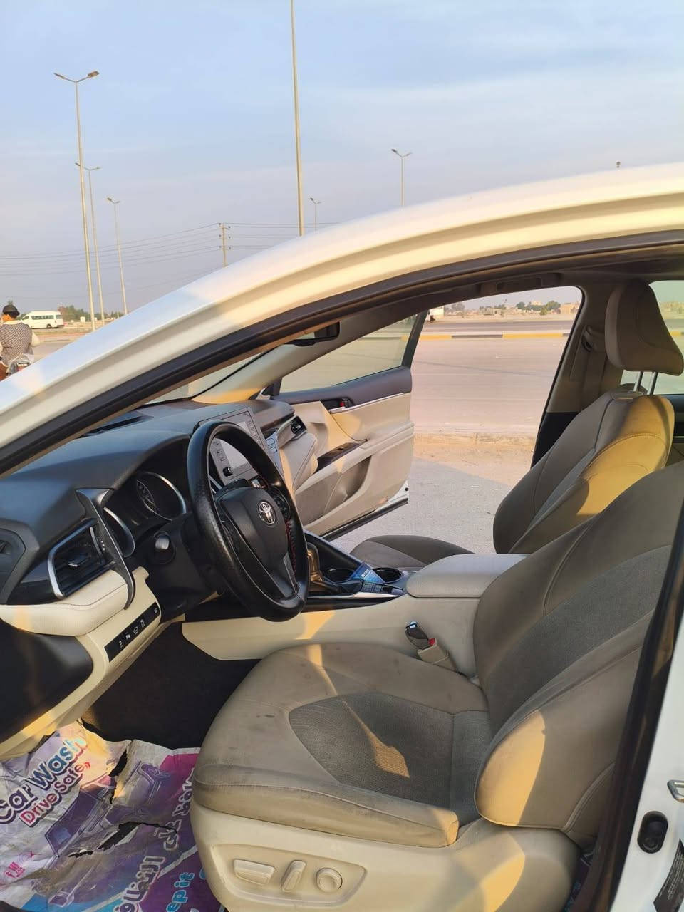 سلام عليكم كامري موديل 2023 هايبرد وكاله عبد لطيف فول مواصفات 
فتحه 
حساسات 
مري شفط
تحكم ستيرن
3 وضعيات قياده
شاشه 
مانع انزلاق
بصمه 
بعد هواي مواصفات حلوا 
سياره بيها بنيد مبدل 
وبيه باردين واحد باب سايق وثاني بجاملغ الخلفي جهت سايق بدون دواخل شواصي سليمه ولرانكيتات سليمه مكينه وكير حلوا شلعه ومعدل بشرط سعر 230 وبيها مجال للشراي مكاني كربلاء ***********
***********
