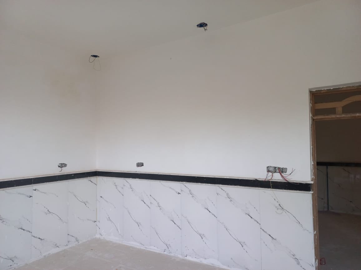 بيت للبيع حجي حسن الثانية 
قرب جامعة الأمام الصادق …150 متر
طابق ونصف كامل باقي فقط تقفيل كهربائيات ( نقط + مصابيح )
السعر 119 مليون وبي مجال، ***********
