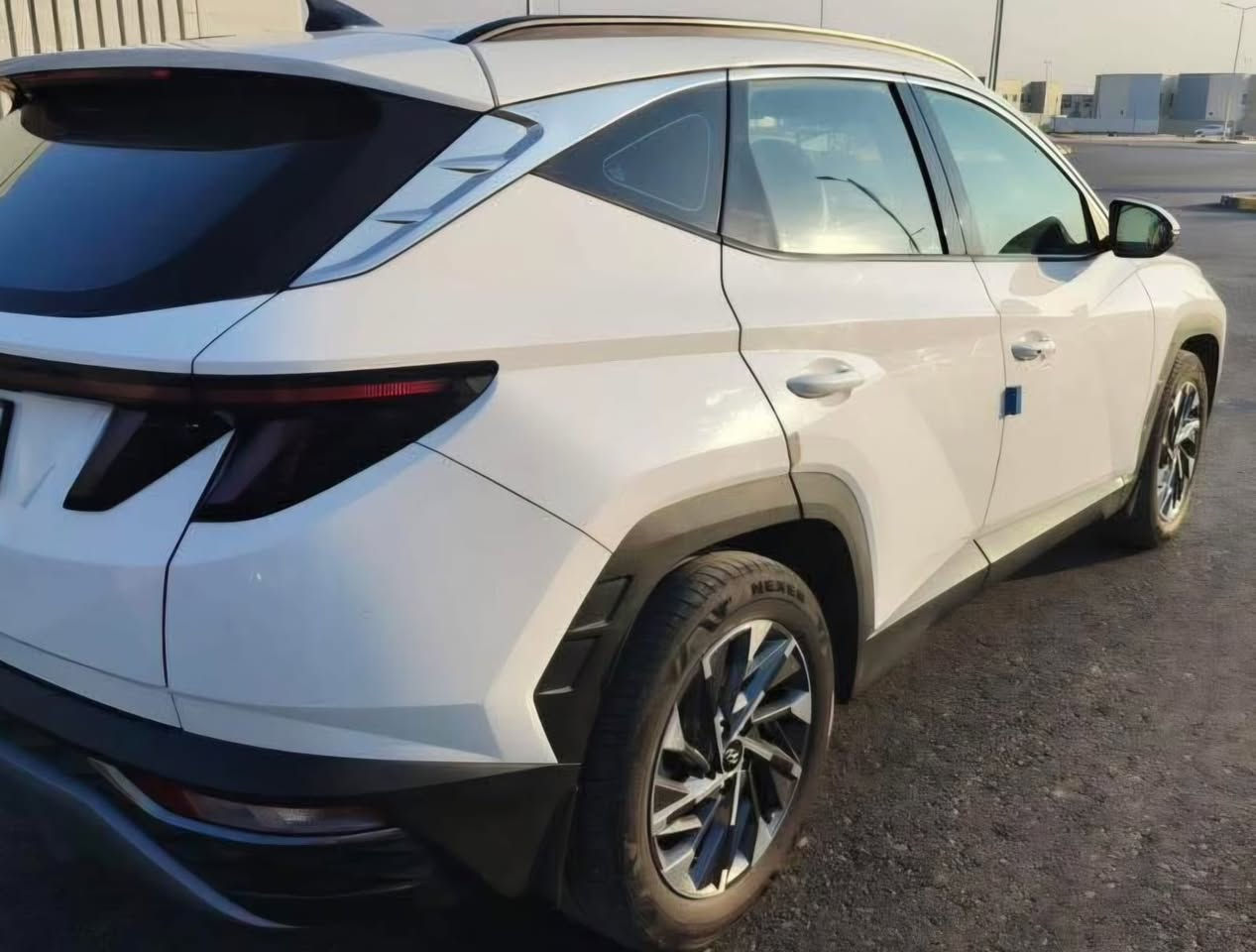 السلام عليكم
توكسان للبيع موديل 2024
موصفات معروفة فول عدى البنوراما
ماشية 61 ألف 
السيارة مكفولة عدى اقل الشبر 
2013
***********
