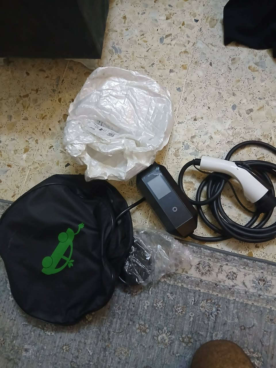 السلام عليكم شاحنه مال BYD ماصار ٣ايام من اشتريتهه 
الله شاهد بس بعت السياره ومانطيتها ويه السياره 
مكاني بغداد زعفرانيه رقمي ‏‪***********‬‏
