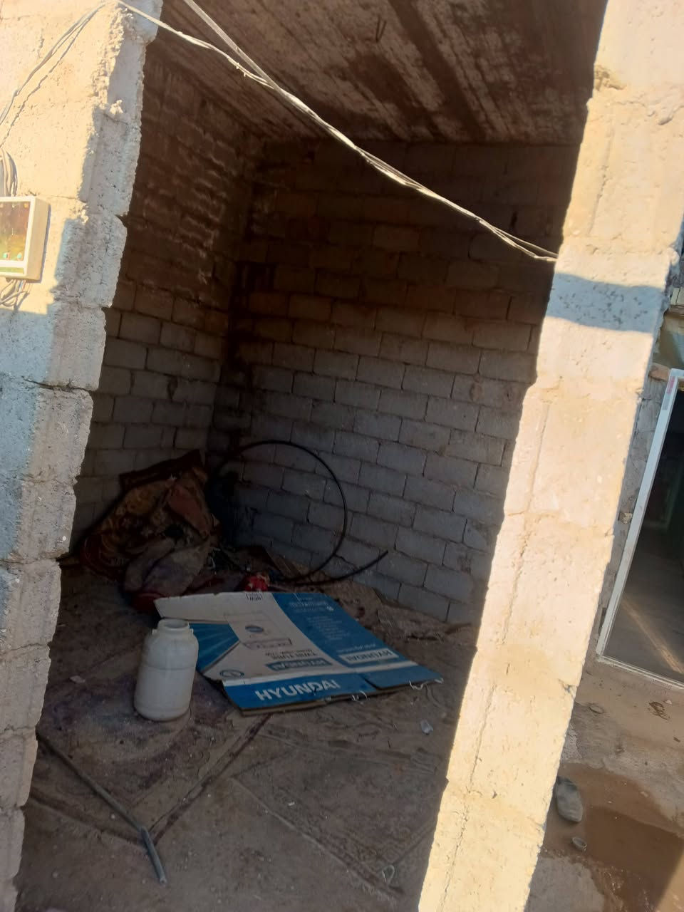 سلام عليكم ورحمه الله وبركاته بيت للبيع المساحه 100متر مكانه كربلاء المقدسة كنطرت السلام عبر الحولي مكانه امان وقريب علا دار الايتام والمستوصف ومدارس قريبه  السعر 17مليون وبي مجال الطيبين رقم الموبايل ***********
